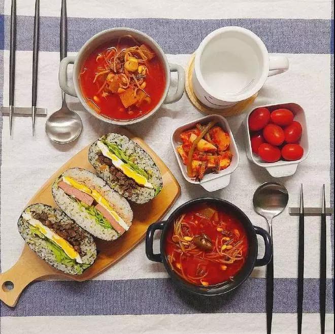 一屋，两人，三餐，四季